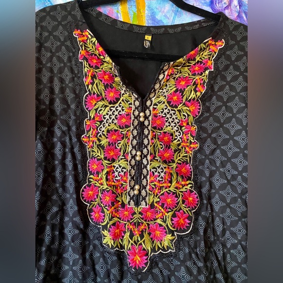 Beautiful Floral Embroidered Ethnic Indian Black TUNIC Top Shirt Size S - Picture 6 of 7